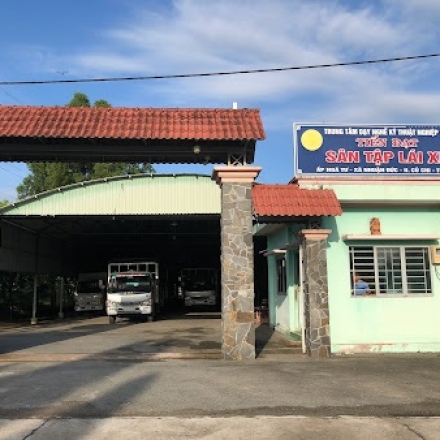 TRUNG TÂM DẠY LÁI XE TIẾN ĐẠT 